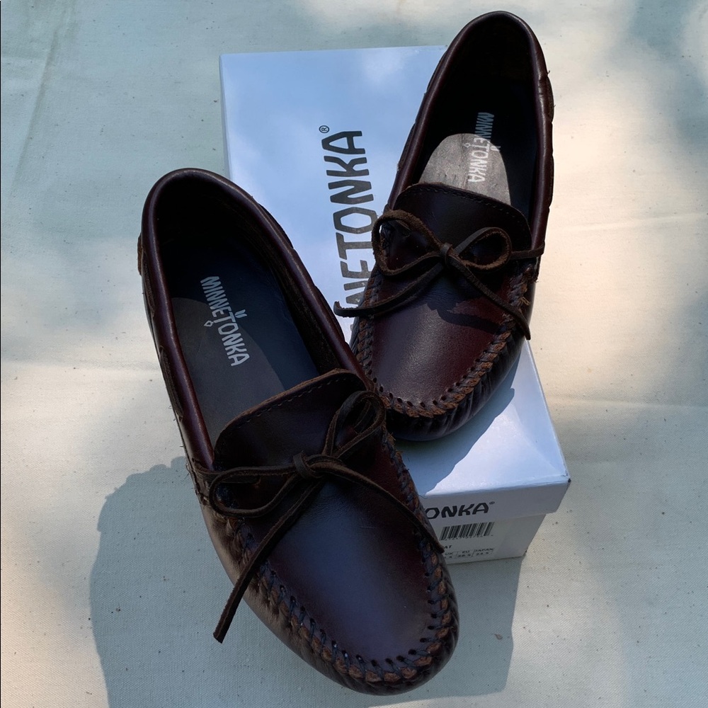 Minnetonka Women’s Classic Driving Moc Dark Brown Leather Lariat 7.5